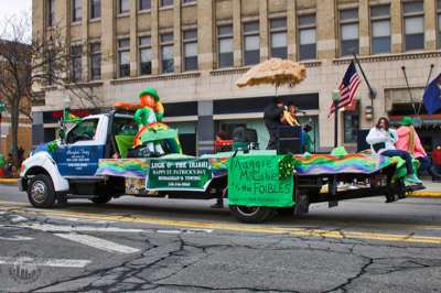 Luck O' the Irish float with Maggie McCabe and the Foibles