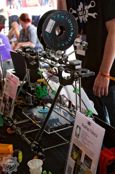3-D printer creating its own gears